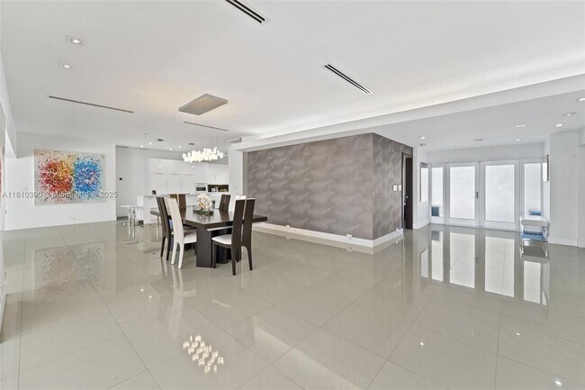 Building Photo - 18 Samana Dr