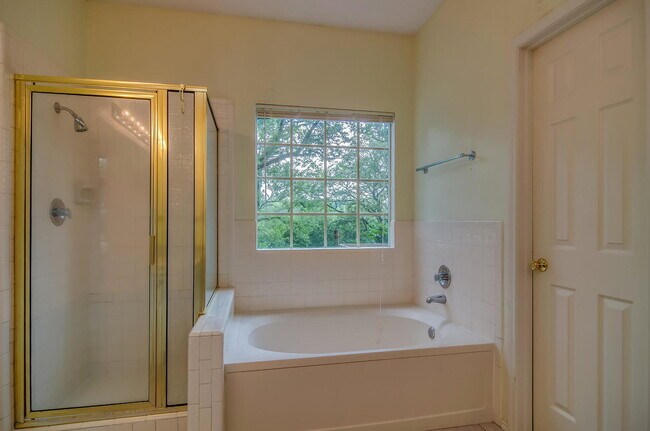 Building Photo - Wonderful 4BR/2.5 Bath in Encino Park -- D...