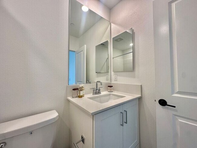 Building Photo - Modern 3BR Townhome in Ocean View Hills with Attached Garage & Open Floor Plan