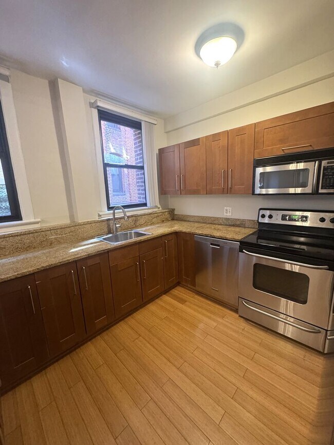 Building Photo - Centrally Located 1BR/1BA Apartment in Adams Morgan – Bright, Modern & Walkable!