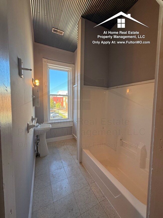 Building Photo - 504 Nichols St