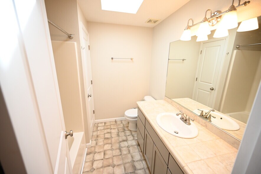 Building Photo - 9216 N Charleston Ave