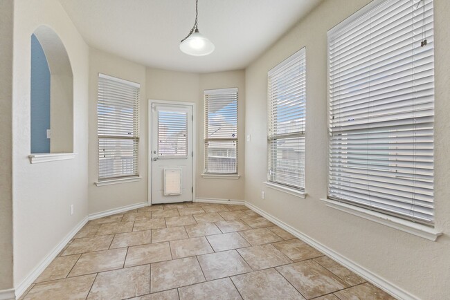 Building Photo - 5 Bedroom/3.5 Bath Saddle Creek Subdivision