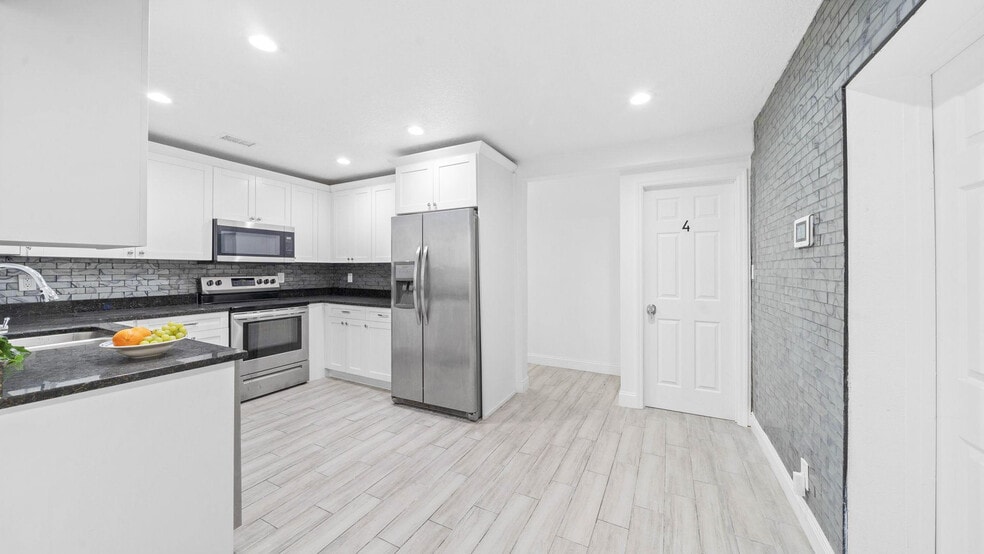 Building Photo - 10906 N Oakleaf Ave