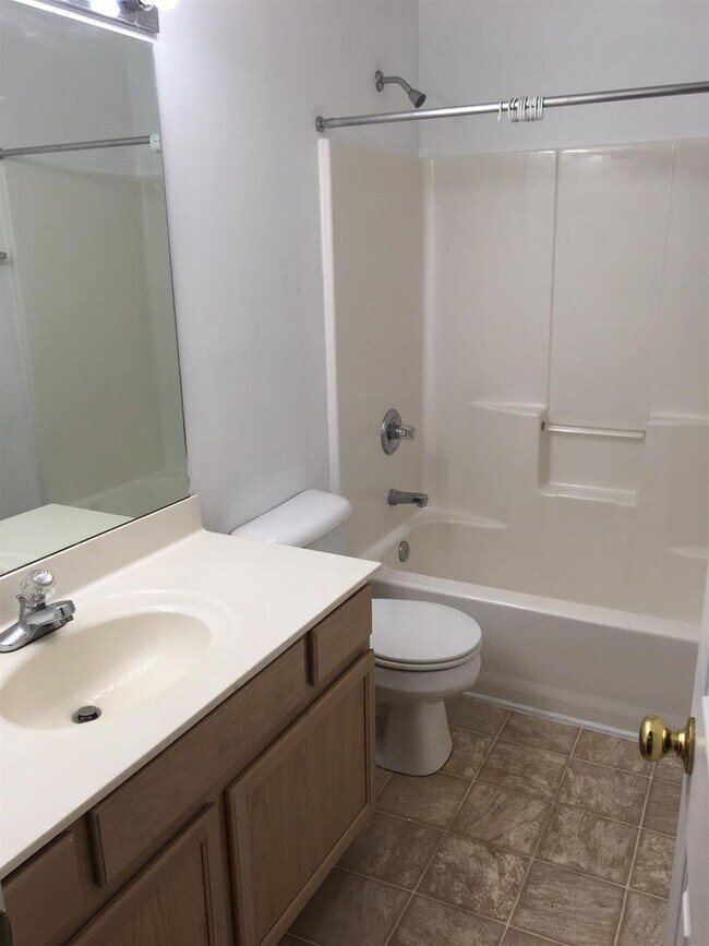 Building Photo - 3 Bedroom Hendersonville Ranch