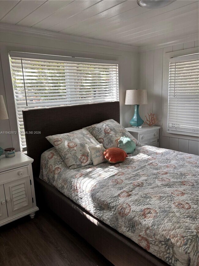 Building Photo - 124 S Bay Harbor Dr