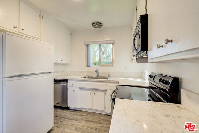 Building Photo - 2230 Redondo Blvd