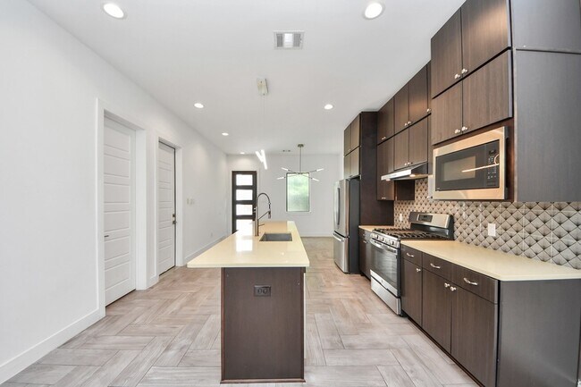Building Photo - 1703 Cedrocanna Ln