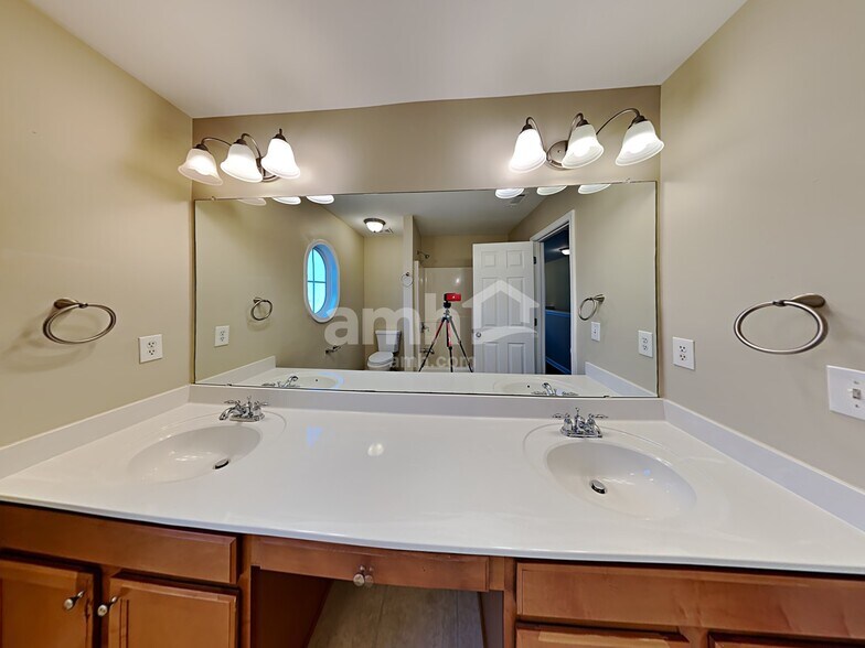 Building Photo - 916 Swallowtail View