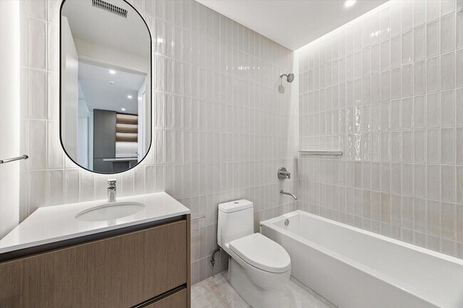 Building Photo - 610 Davis St