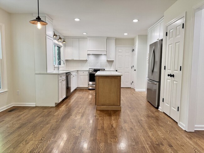 Building Photo - 1370 Buckingham Cir