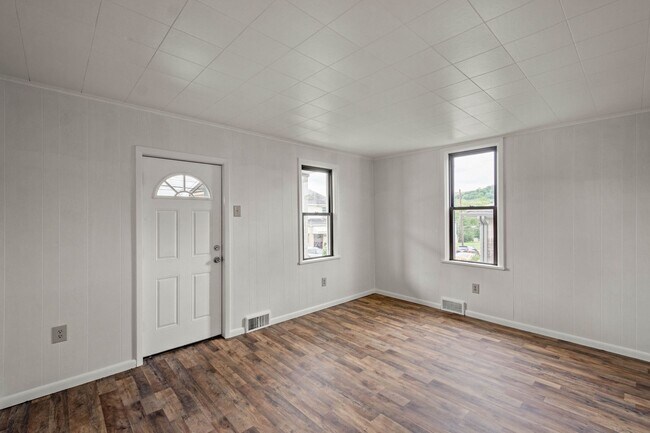 Building Photo - Beautiful 2 bedroom home in Pitcairn available September 1!