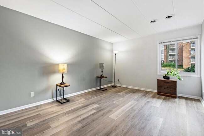 Building Photo - 2648 Redcoat Dr