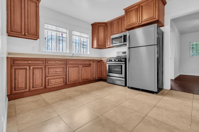 Building Photo - 447 E 101st St