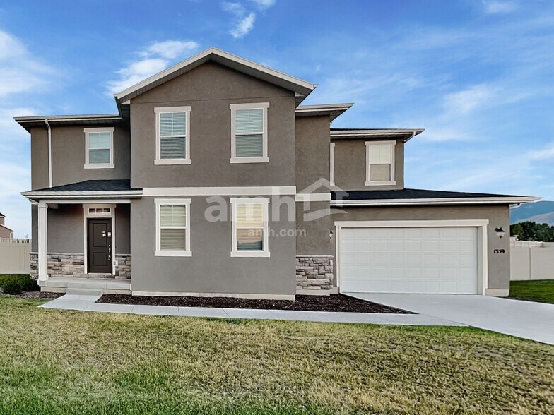 Primary Photo - 1359 E White St