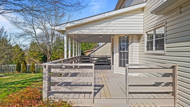 Building Photo - *RESERVED - Contact Us to Submit A Backup App!* Fully Renovated 4BR/2.5BA Gem in Sought-After Ben...