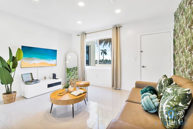 Building Photo - 809 S Ocean Dr