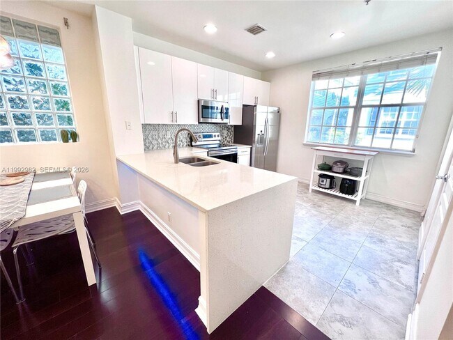 Building Photo - 450 NE 2nd Ave