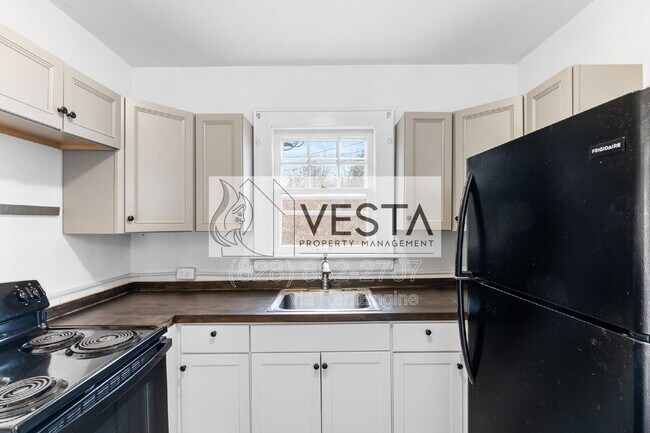 Building Photo - 68 Maple St