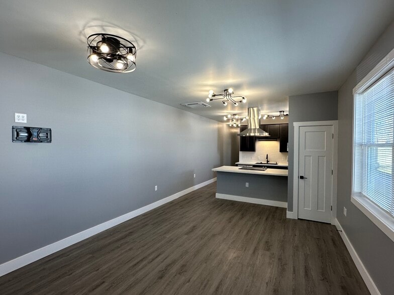 Building Photo - 1102 S Malott St