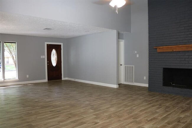 Building Photo - Beautiful 4-bedroom, 2-bath home