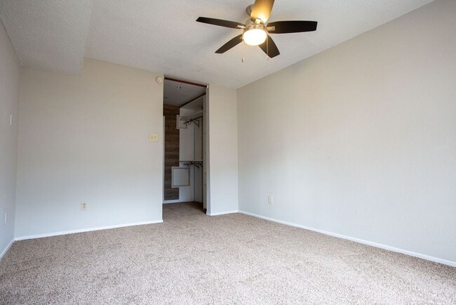 Building Photo - Beautiful 2 Bedroom, 2 Bath Townhome in Gated Community! $400 off first month rent!