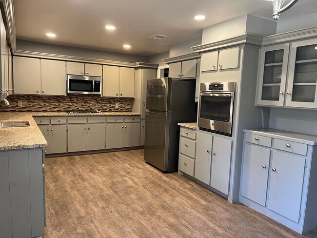 Building Photo - 3/2/2 South West Lubbock