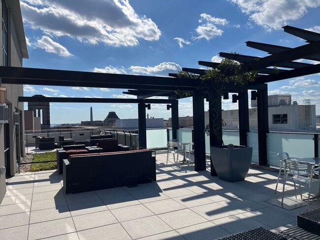 Building Photo - Fantastic Downtown Condo