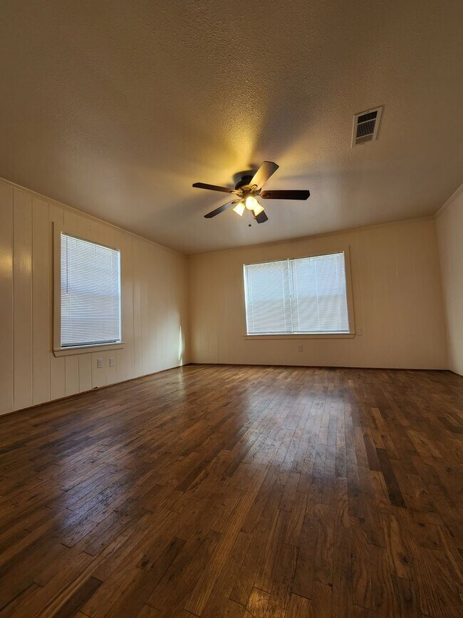 Building Photo - 1827 S Fredonia St