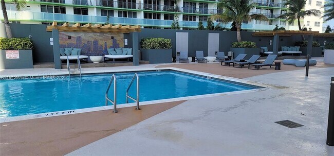 Building Photo - 1750 N Bayshore Dr