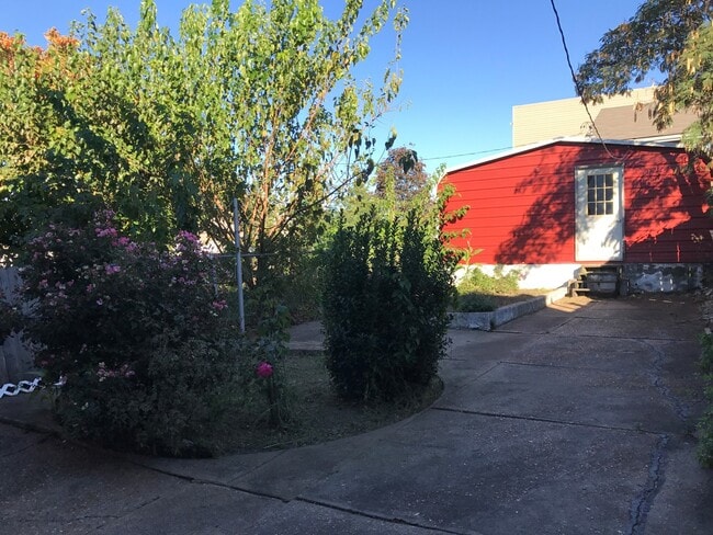 Building Photo - Large Renovated Home on the Hill with Garage!!