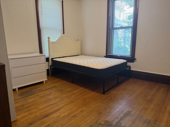 Building Photo - 146 W Gorham St
