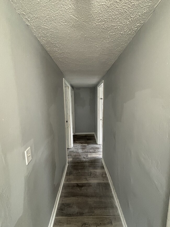 Building Photo - 805 Riverview Ave
