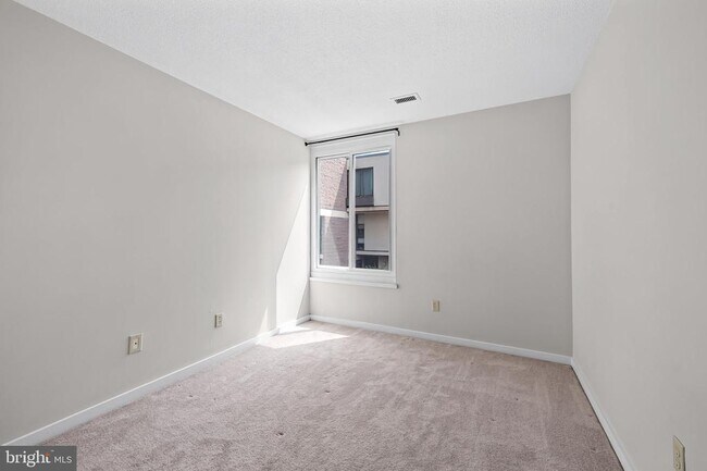 Building Photo - 2302 Wineberry Terrace