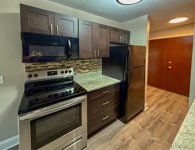 Building Photo - 5600 Hillcrest Ln