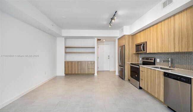 Building Photo - 2150 N Bayshore Dr
