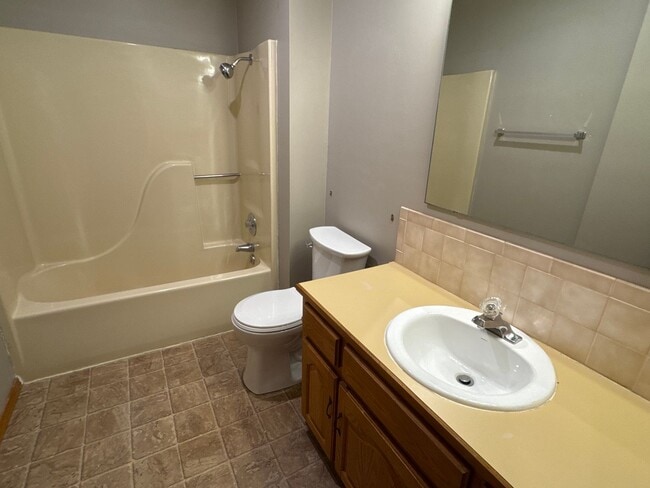 Building Photo - 2 Bedroom 2 Bathroom Duplex in Southwest Springfield! $995! Kickapoo School District!