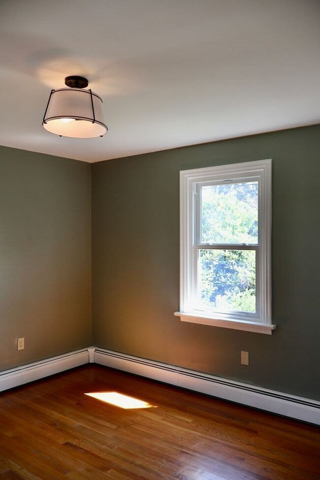 Building Photo - Bungalow in Penn Manor : 2bd/1ba