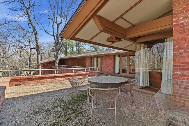 Building Photo - 951 Pembroke Rd