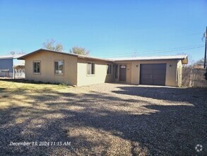 Building Photo - Welcoming 3 bedroom home