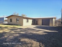 Building Photo - Welcoming 3 bedroom home