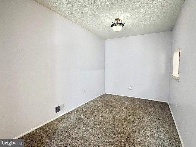 Building Photo - 82 Versailles Ct