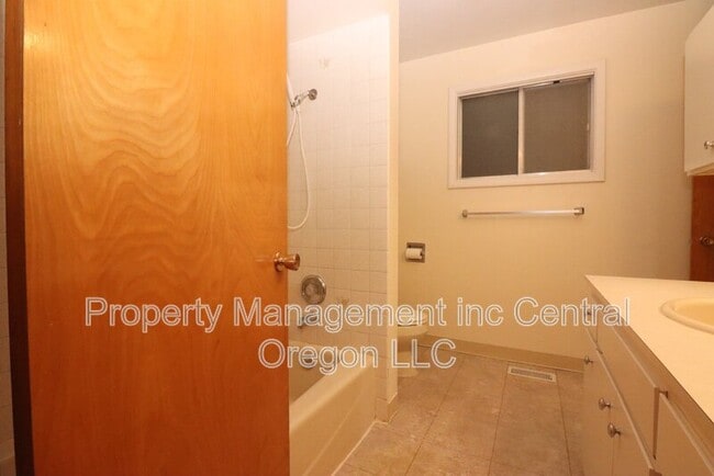 Building Photo - 1670 Yew St SE