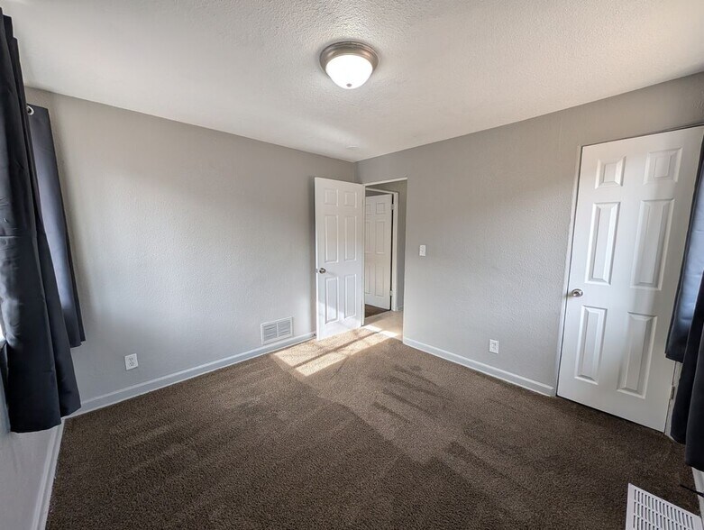 Building Photo - 1310 N Moline St