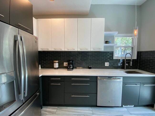 Building Photo - 419 E Oakwood Blvd