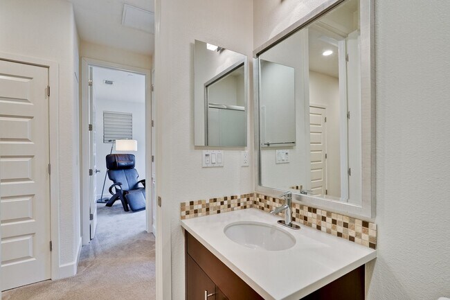 Building Photo - Modern Townhome in Prime Location — Walkab...