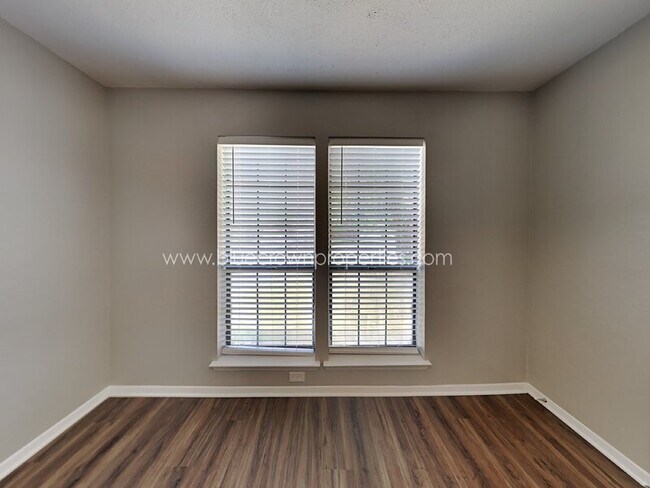 Building Photo - 615 Stoneybrook Dr