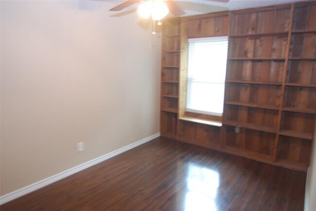 Building Photo - 1401 E Red Cedar Cir