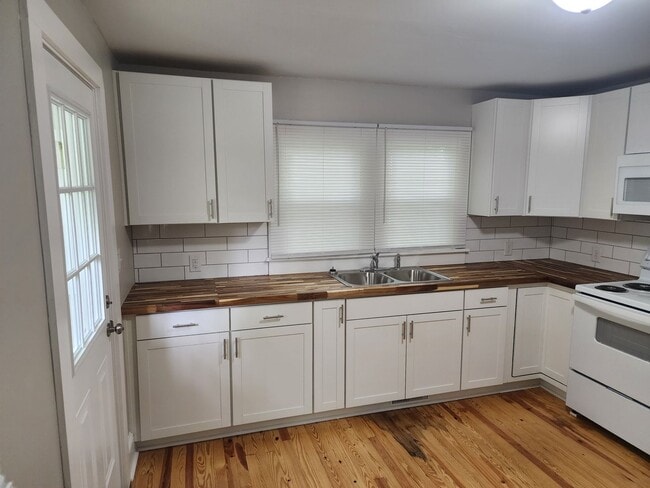 Building Photo - Updated 2 Bed, 1 Bath Home Near Downtown Mount Airy