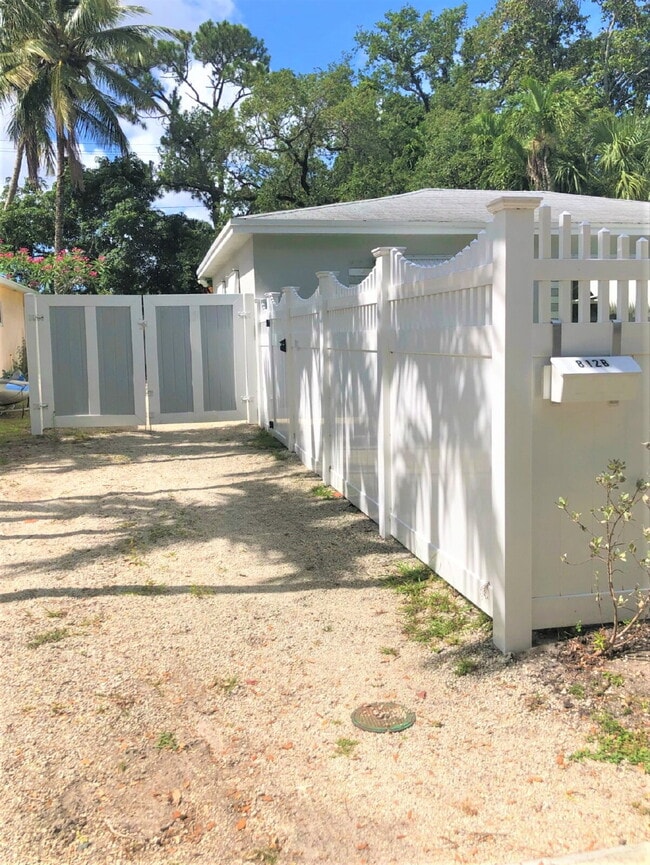 Building Photo - Charming & Private Furnished 1/1 in Croiss...